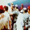 عناق الوداع لنورمان شوارتزكوف عند مغادرته المملكة في أبريل 1991