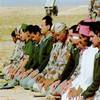 نؤدي الصلاة جماعة في الصحراء. إلى يميني العقيد أحمد لافي، الركن الشخصي، والعقيد عبد الله السويلم، مدير مكتبي في قيادة القوات المشتركة. وإلى يساري اللواء عبد الرحمن العلكمي، قائد المنطقة الشمالية، واللواء سليمان الوهيب، قائد مركز القيادة المتقدم في المنطقة الشمالية