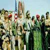 المؤتمر الصحافي الذي تلا محادثات صفوان، وقاطعني خلاله شوارتزكوف أمام الملأ هامساً بتعليقاته التي لم ألقِ إليها بالاً، ولكنها سبّبَت لكلِّ منّا شيئاً من الحرج. وفي أقصى اليمين يظهر اللواء جابر الصباح، مشبكاً ذراعيه